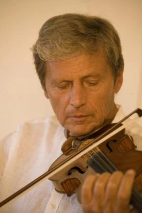 Al teatro Alighieri di Ravenna si apre la stagione di concerti Ravenna Musica con la Prague Sinfonia Orchestra diretta da Christian Benda ed il violinista Uto Ughi, martedì 18 gennaio 2011, alle 20.45