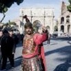 Roma, i centurioni tornano al Colosseo per un giorno. Ordinanza rinnovata in serata