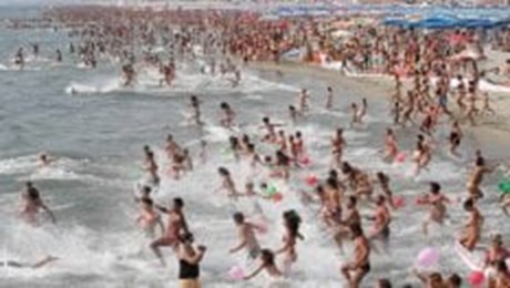 Spiagge care e convenienti nel mondo. Se Finale Ligure fa pari con la Polinesia