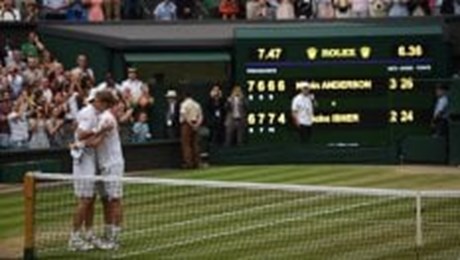 Tennis, Wimbledon: Anderson vince la semifinale più lunga della storia. Isner cede 26-24 al quinto