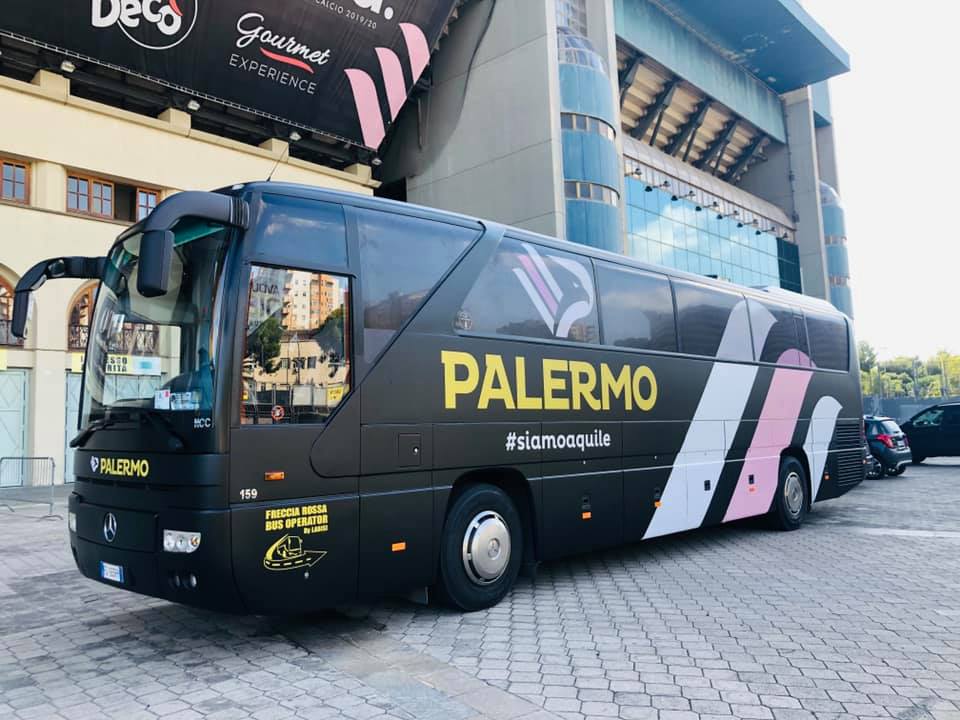 Un pullman da seria A per il Palermo Calcio firmato Frecciarossa Bus by Labisi, vettore